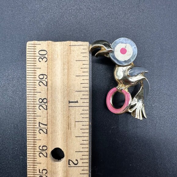 Vintage Brooch Pin 1940s Toucan Bird On Ring Gray Pink Kitschy Dress Enamel - Picture 8 of 8